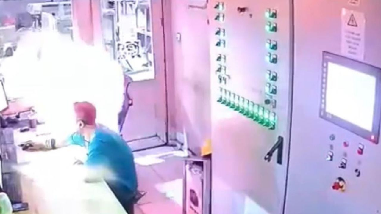 Fabrikada Korku Dolu Anlar Oda Alevlere Teslim Oldu (2)