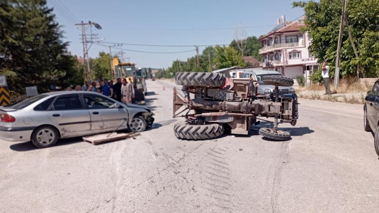 Faciadan Dönüldü Otomobil Ile Çarpışan Traktör Yan Yattı (1)