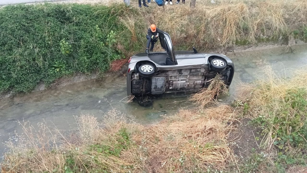 Faciadan Dönüldü Otomobil Su Kanalına Düştü (1)