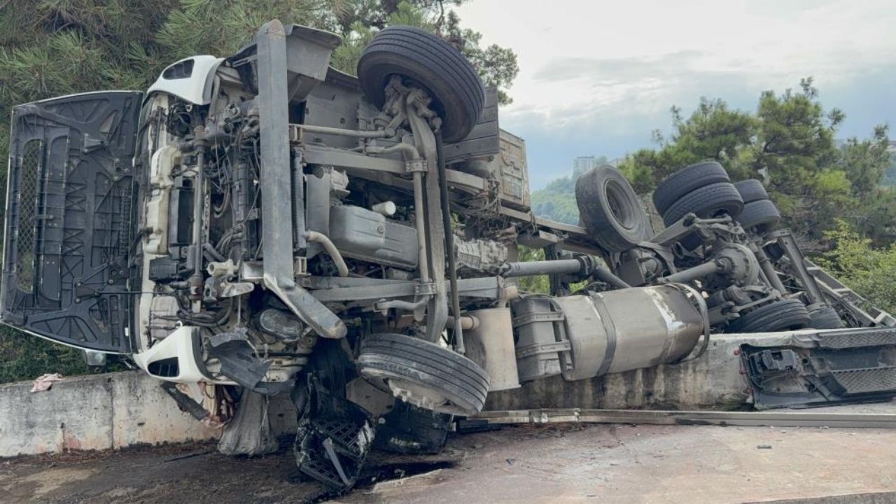 Freni Tutmayan Kamyon Bahçeye Uçtu Sürücüyü Kemer Kurtardı (2)