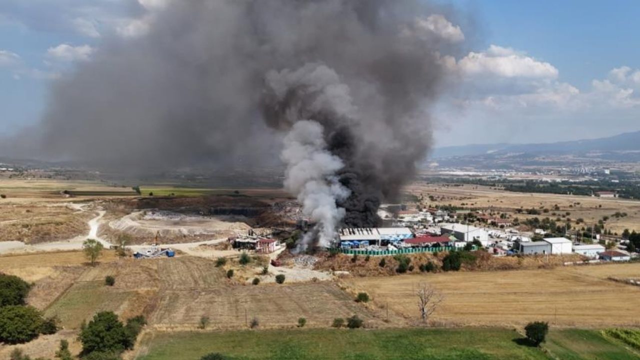 Geri Dönüşüm Tesisinde Yangın Müdahale Sürüyor (3)