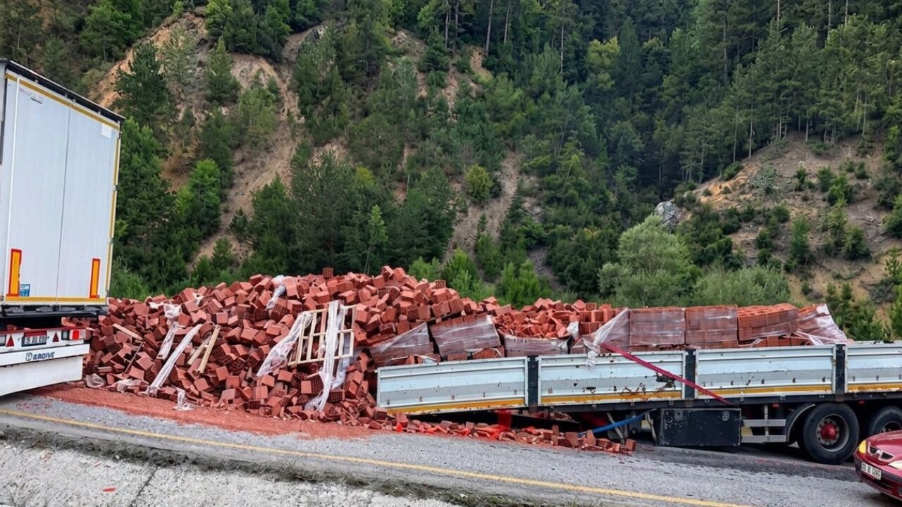 Ilgaz 15 Temmuz İstiklal Tüneli’nde Tir Kazası Tuğlalar Yola Saçıldı