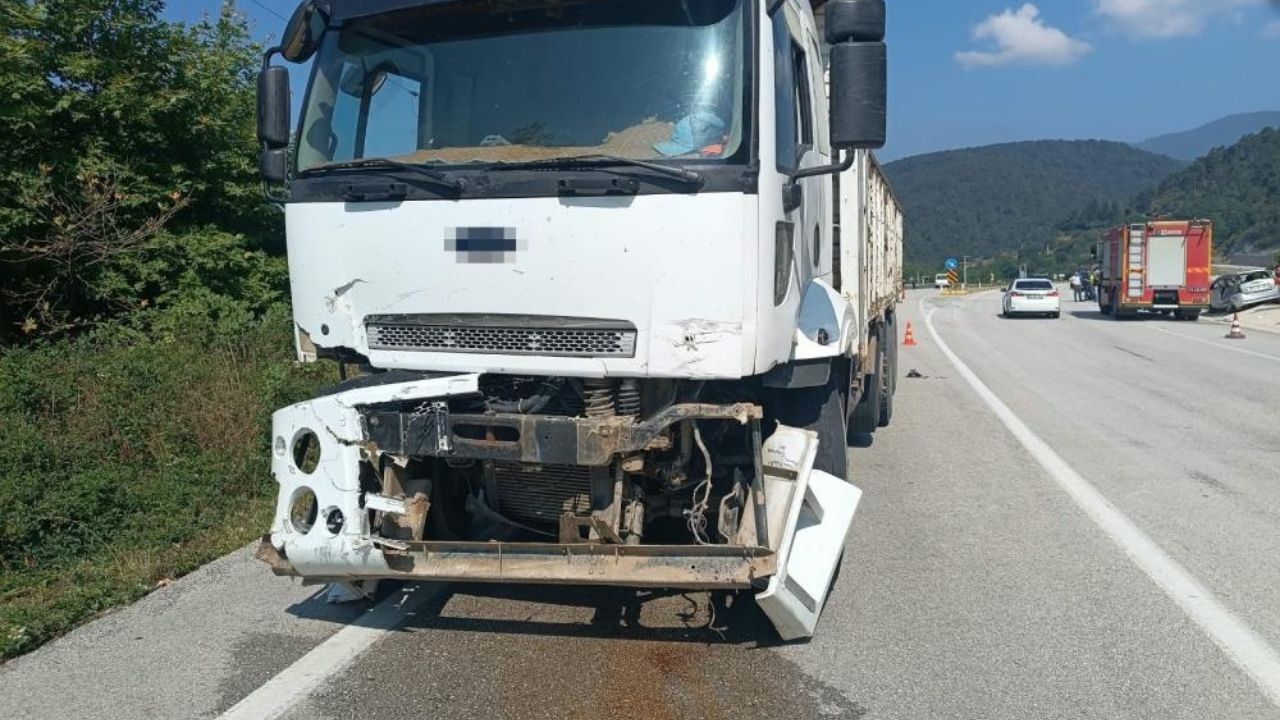 Kamyon Ile Otomobil Çarpıştı 1’I Çocuk 3 Yaralı (2)