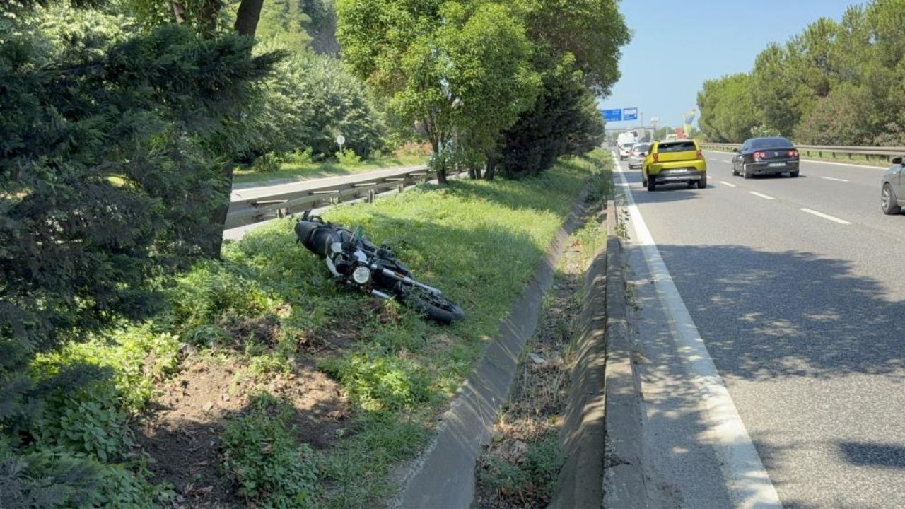 Kamyona Çarpan Motosiklet Refüje Savruldu 2 Yaralı (1)