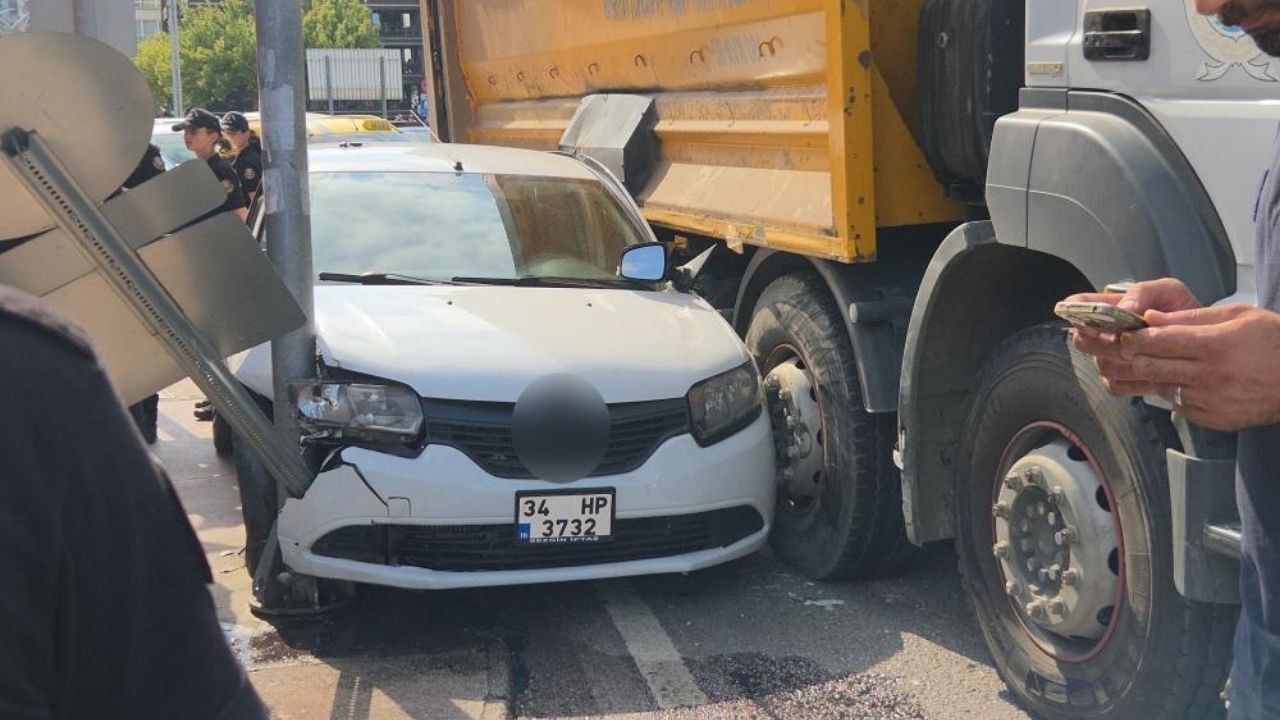 Kamyonun Çarptığı Otomobil Direğe Sıkıştı 1 Yaralı (1)