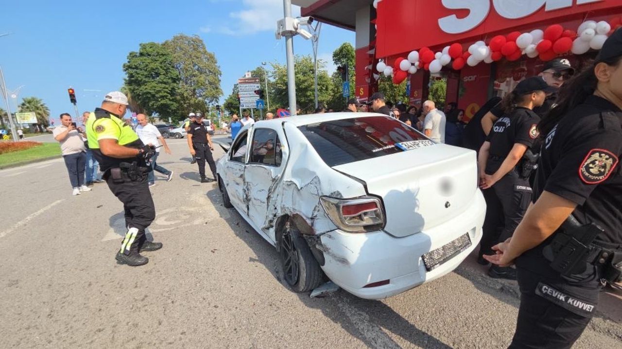 Kamyonun Çarptığı Otomobil Direğe Sıkıştı 1 Yaralı (2)