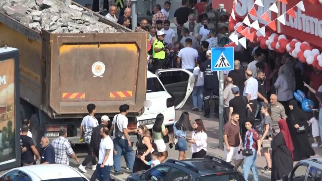 Kamyonun Çarptığı Otomobil Direğe Sıkıştı 1 Yaralı (3)