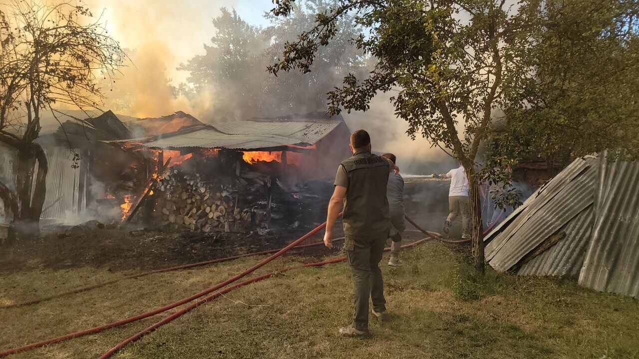 Karabük’ün Eflani Ilçesinde Içerisinde Kuru Odun Ve Araç Lastiklerinin Bulunduğu Samanlıkta Yangın Çıktı. 1