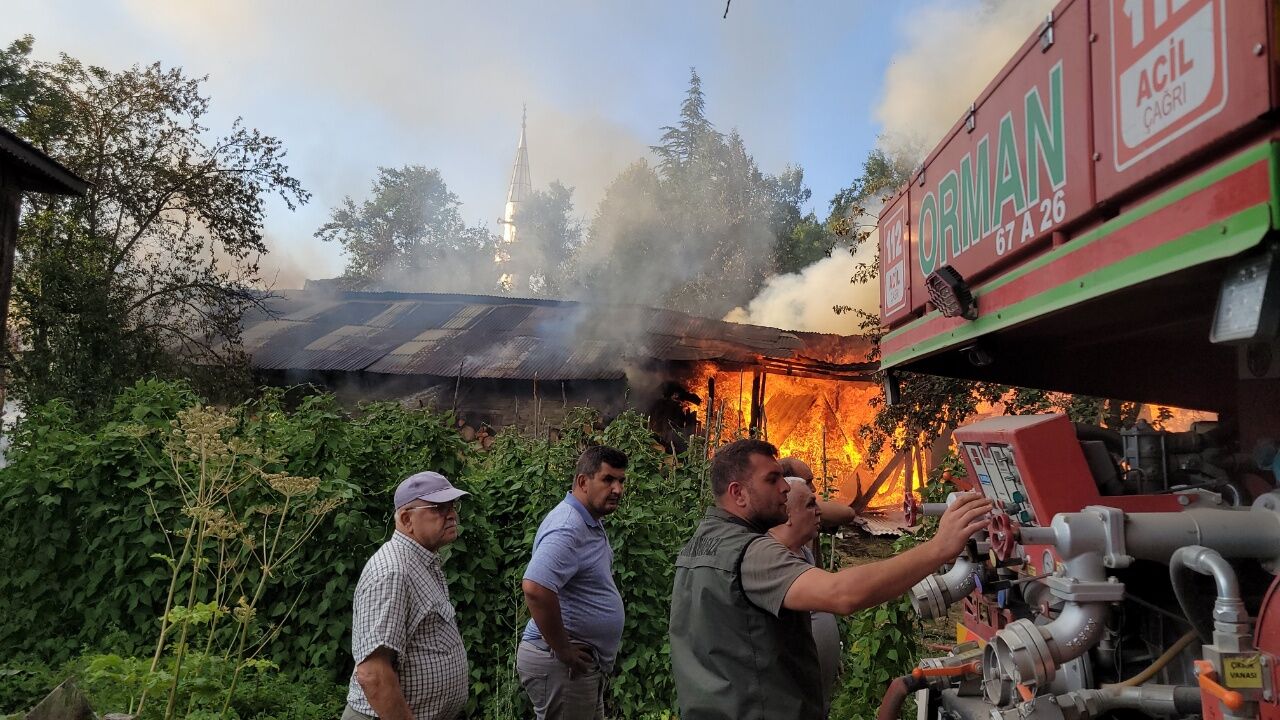Karabük’ün Eflani Ilçesinde Içerisinde Kuru Odun Ve Araç Lastiklerinin Bulunduğu Samanlıkta Yangın Çıktı. 2