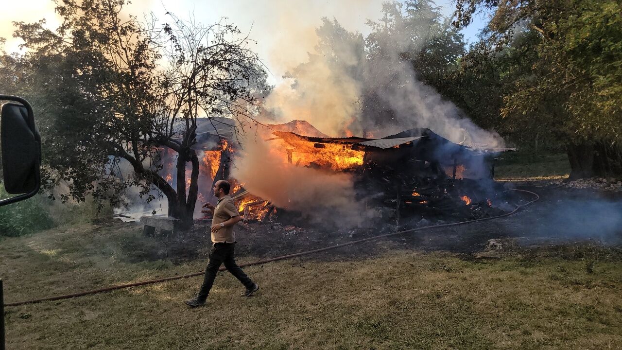 Karabük’ün Eflani Ilçesinde Içerisinde Kuru Odun Ve Araç Lastiklerinin Bulunduğu Samanlıkta Yangın Çıktı.