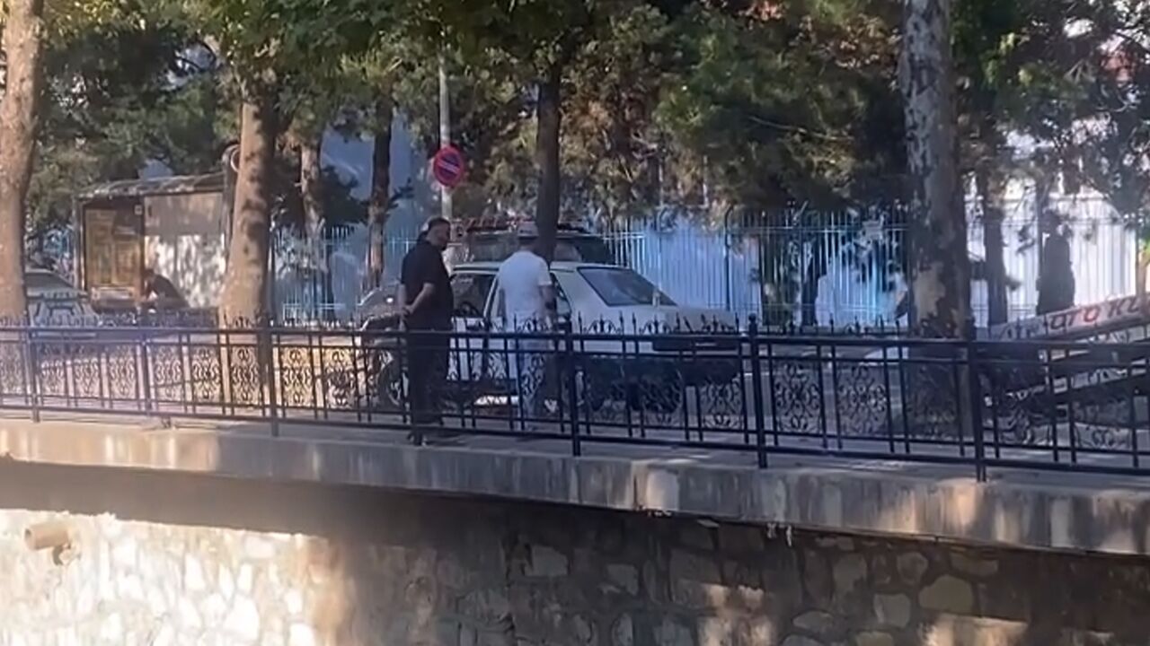 Kastamonu Da Otomobil Kaldırıma Çıktı (2)