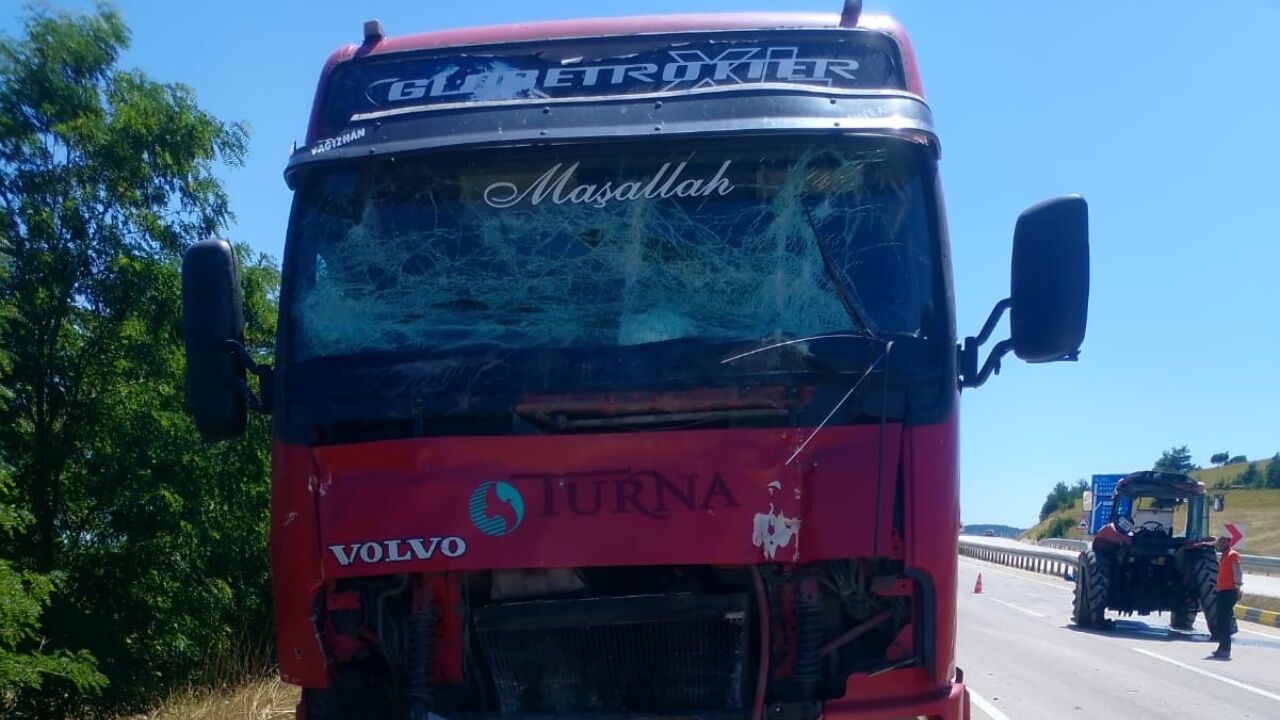 Kastamonu Seydiler'de Trafik Kazası! Tir Ile Traktör Çarpıştı 1
