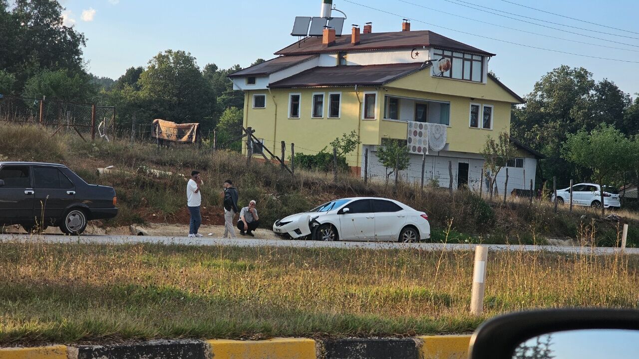 Kastamonu’da Feci Kaza Otomobil Su Kanalına Çarptı, 2 Yaralı