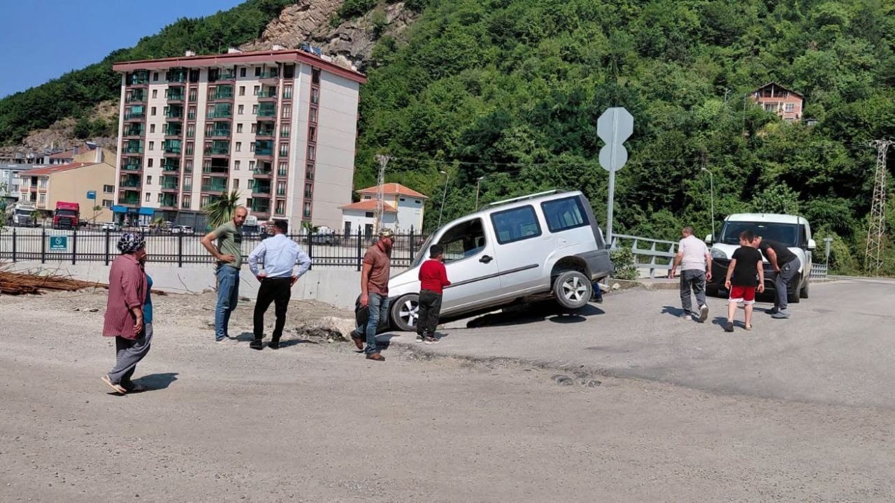 Kastamonu’da Köprü Çıkışında Kontrolden Çıktı, Kayaların Arasına Girdi! (2)