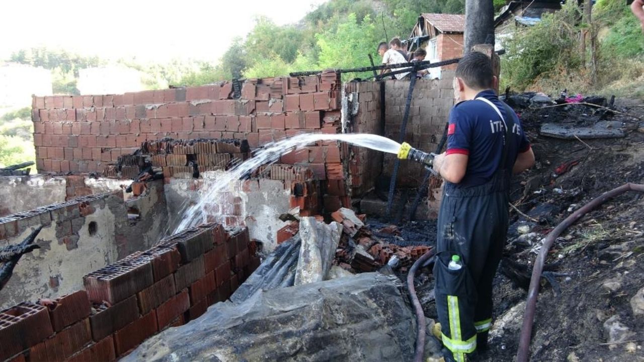 Kastamonu’da Piknik Tüpleri Peş Peşe Patladı İki Ev Yandı (2)