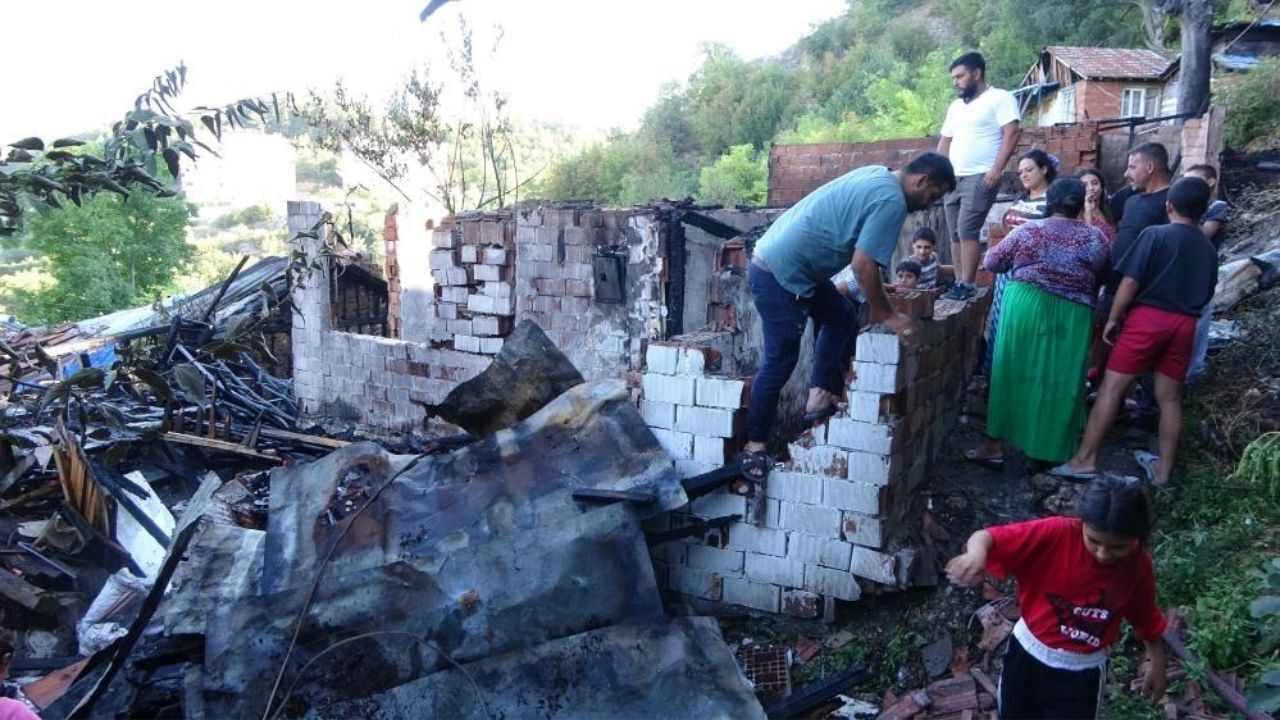 Kastamonu’da Piknik Tüpleri Peş Peşe Patladı İki Ev Yandı (4)