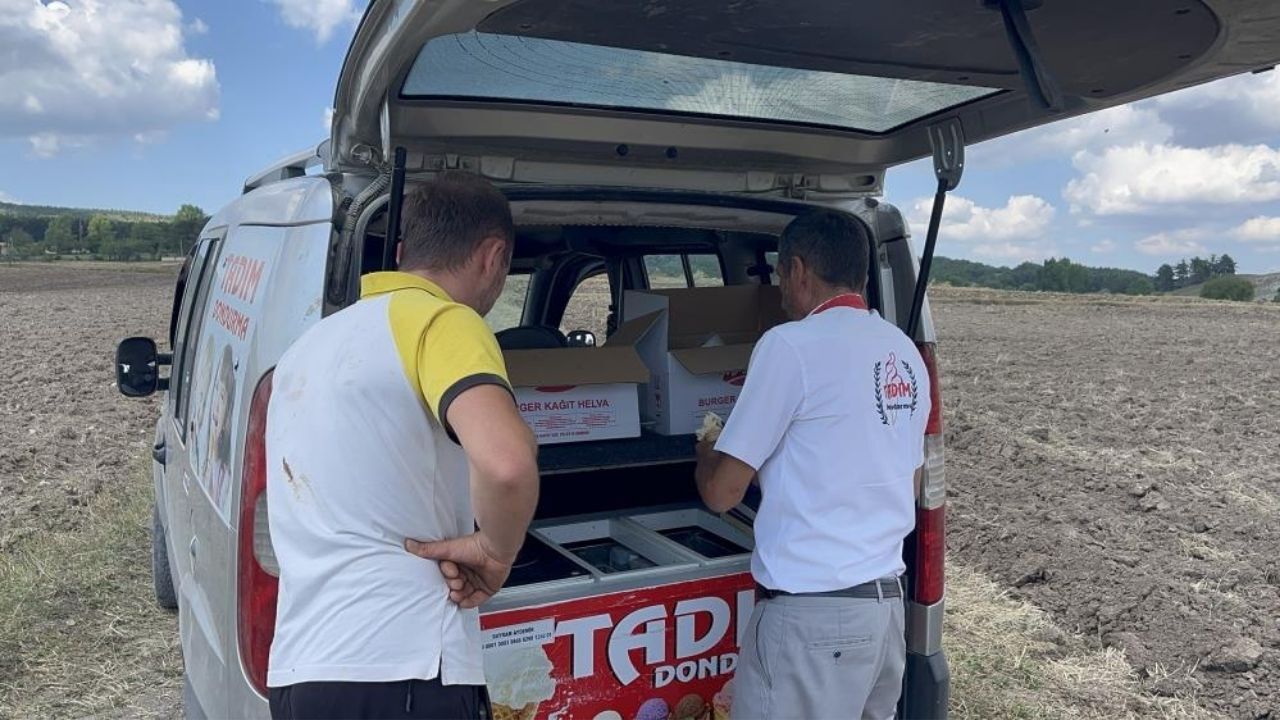 Kastamonu’da Tarlaya Serinleten Servis Mobil Dondurmacı Çiftçilerin Imdadına Yetişiyor (2)