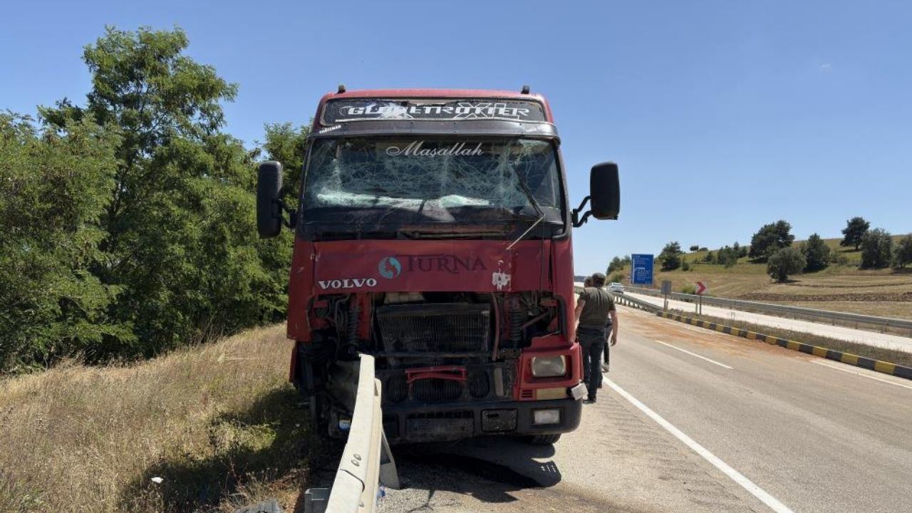 Kastamonu’da Tır Ile Traktör Çarpıştı Köy Muhtarı Hayatını Kaybetti (2)