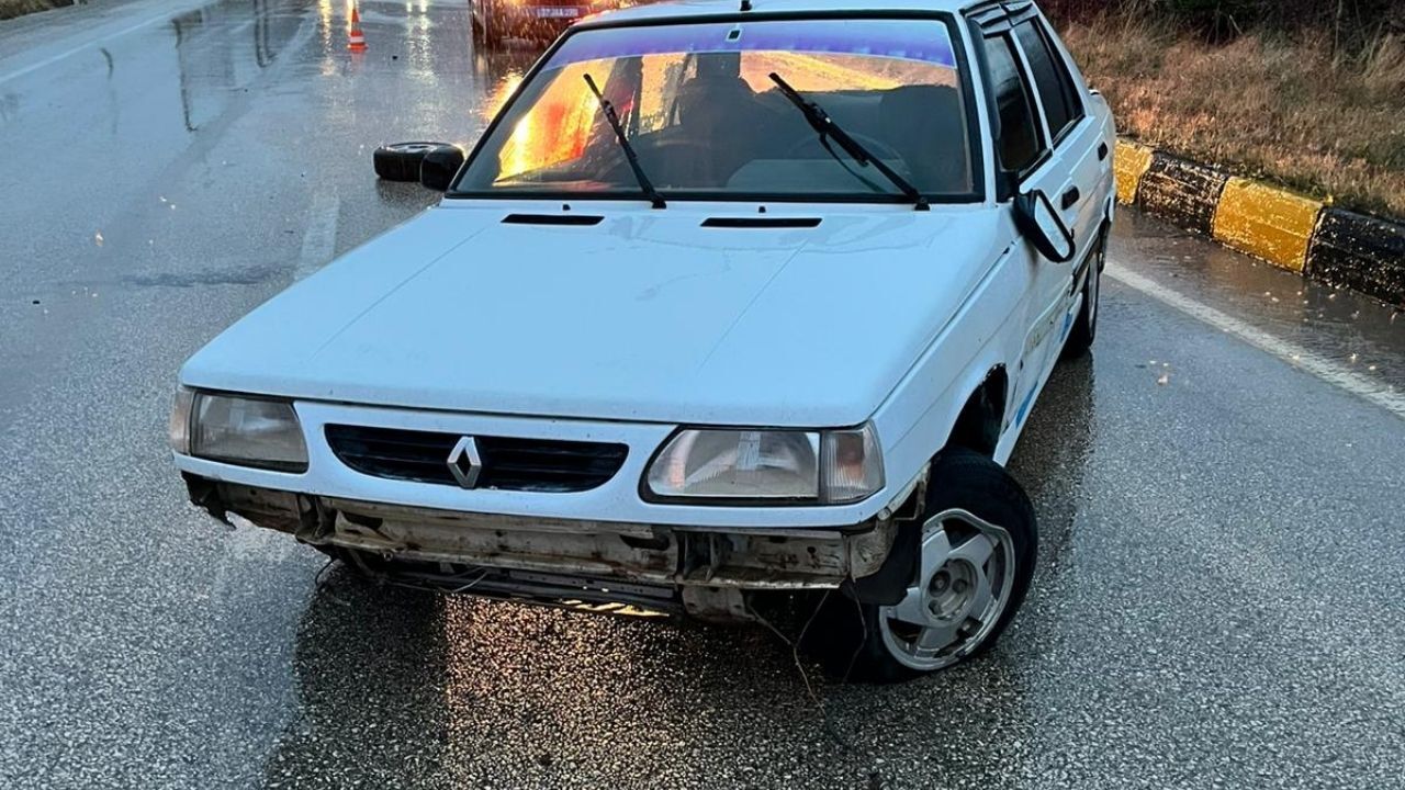 Kastamonu’da Üç Araç Birbirine Girdi! Yaralılar Var (1)