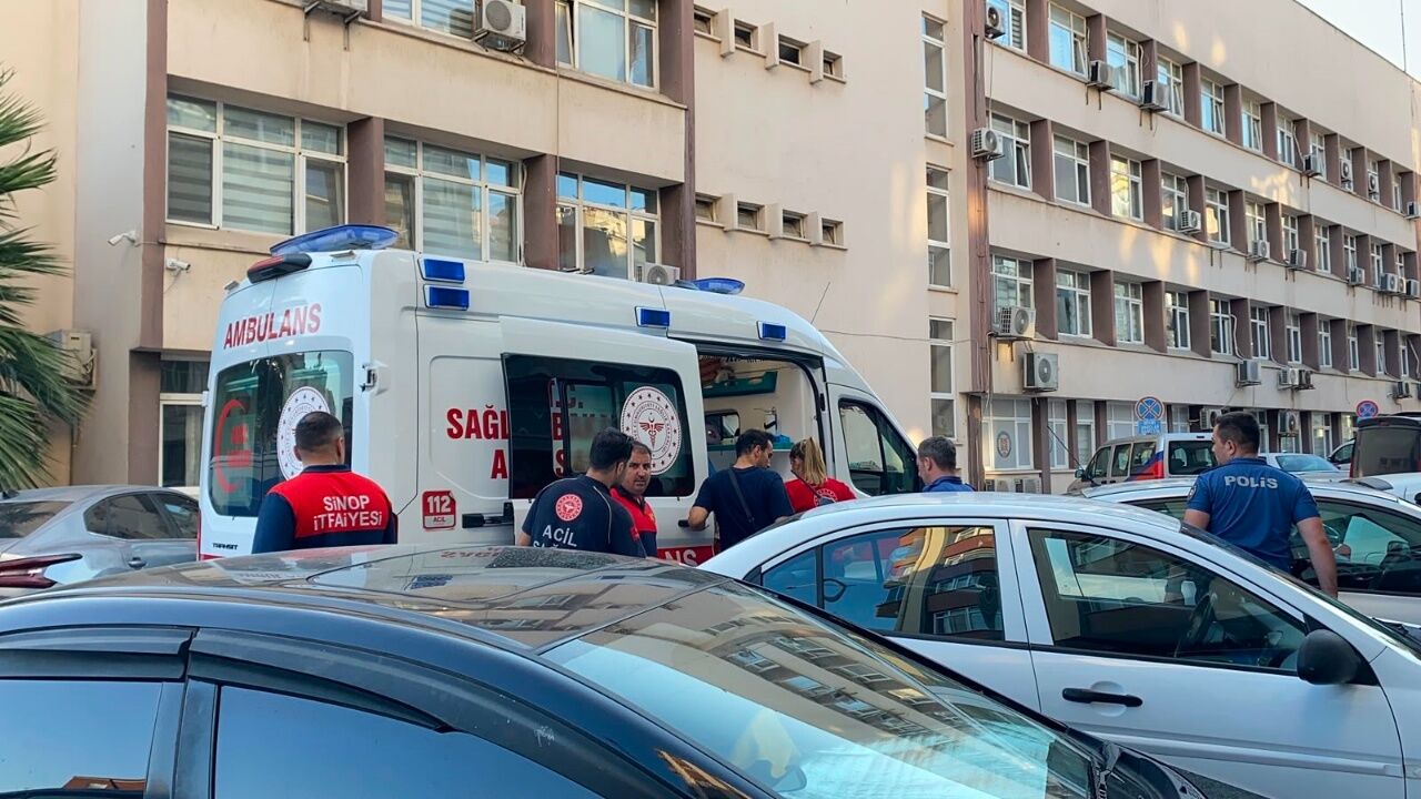 Komşu Ilde 5. Katta Korku Dolu Anlar Ekipler Kadını Ikna Ederek Kurtardı 1