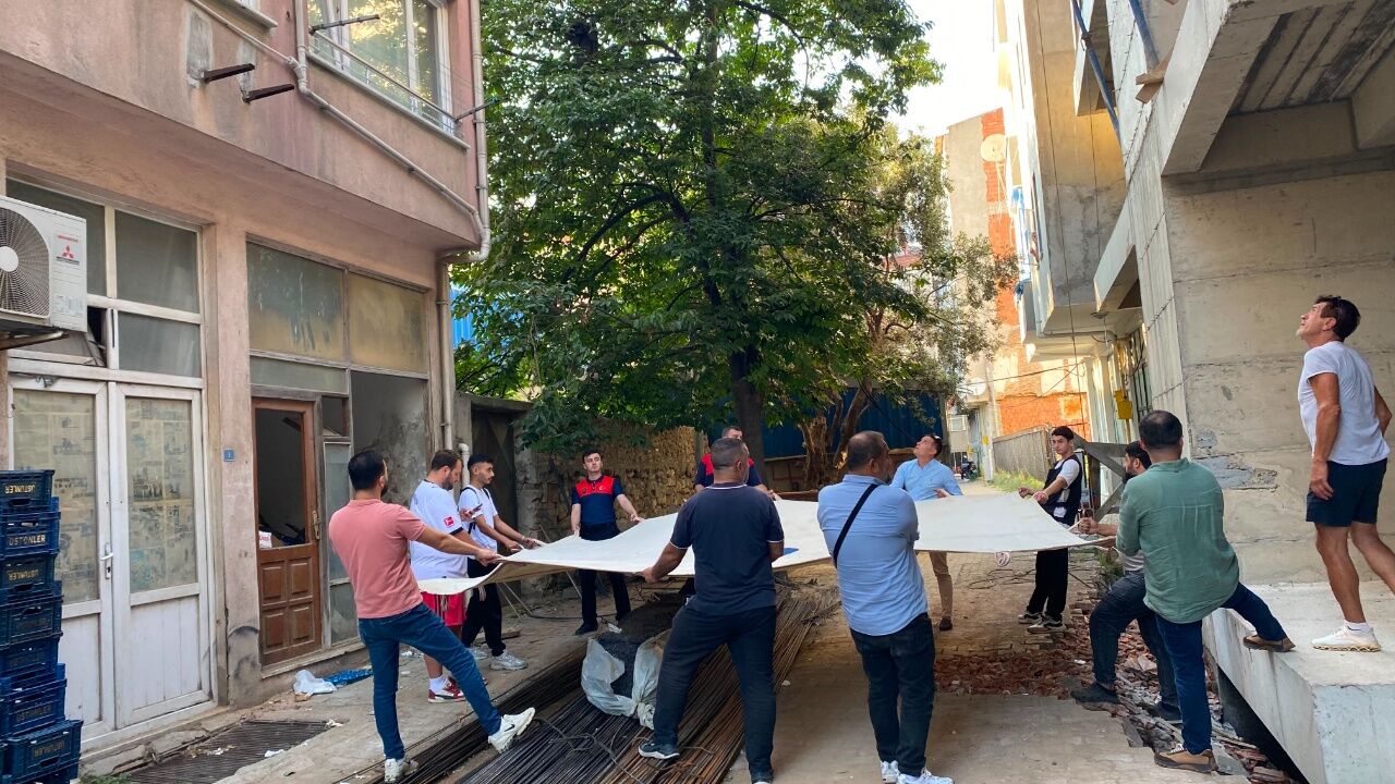 Komşu Ilde 5. Katta Korku Dolu Anlar Ekipler Kadını Ikna Ederek Kurtardı 2