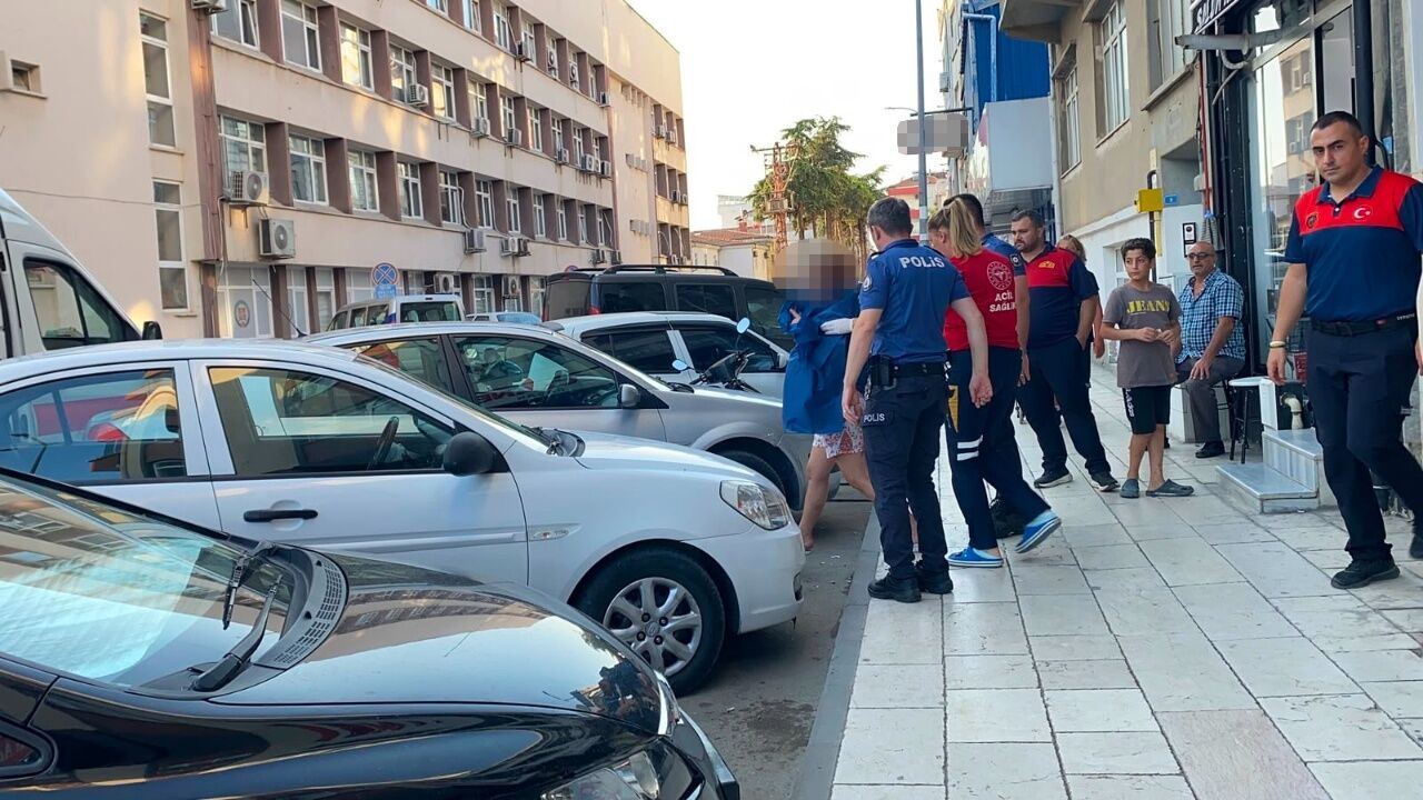 Komşu Ilde 5. Katta Korku Dolu Anlar Ekipler Kadını Ikna Ederek Kurtardı