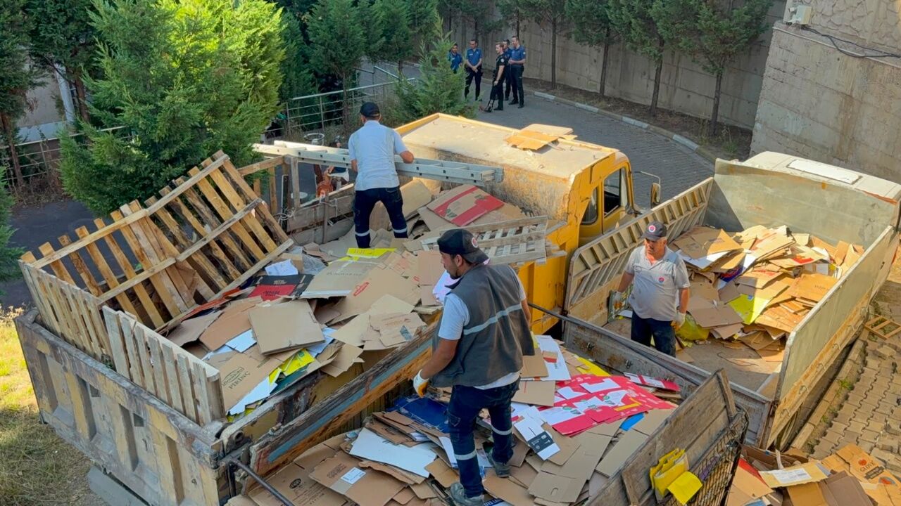 Komşu İlde Görenleri Şoke Eden Olay! Bahçeyi Çöple Doldurdular 1