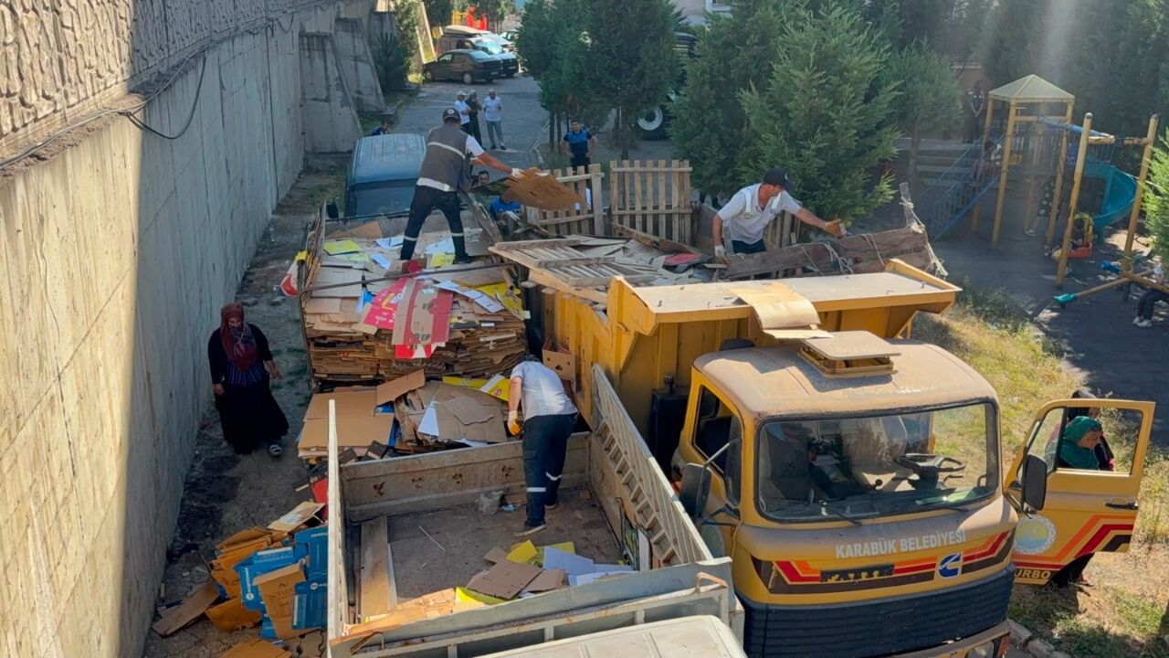 Komşu İlde Görenleri Şoke Eden Olay! Bahçeyi Çöple Doldurdular 2