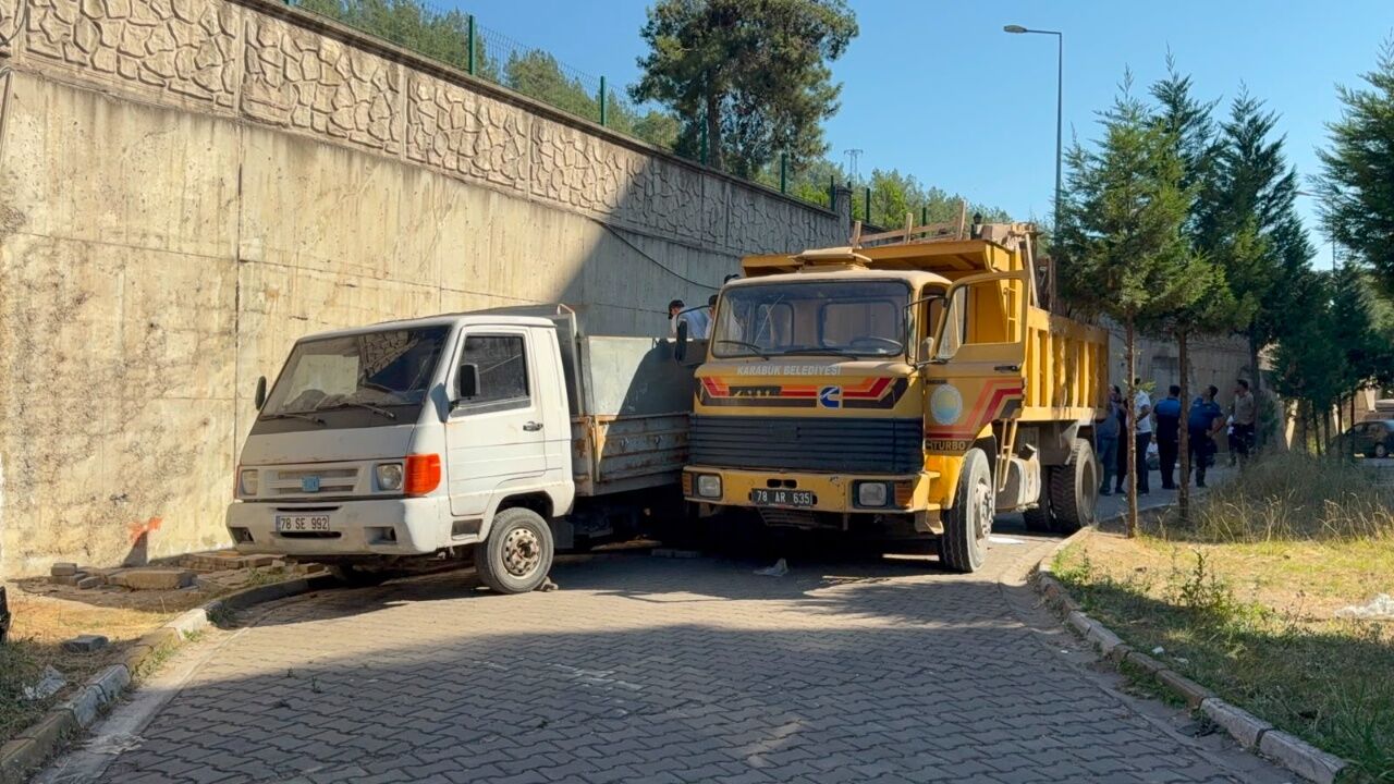 Komşu İlde Görenleri Şoke Eden Olay! Bahçeyi Çöple Doldurdular