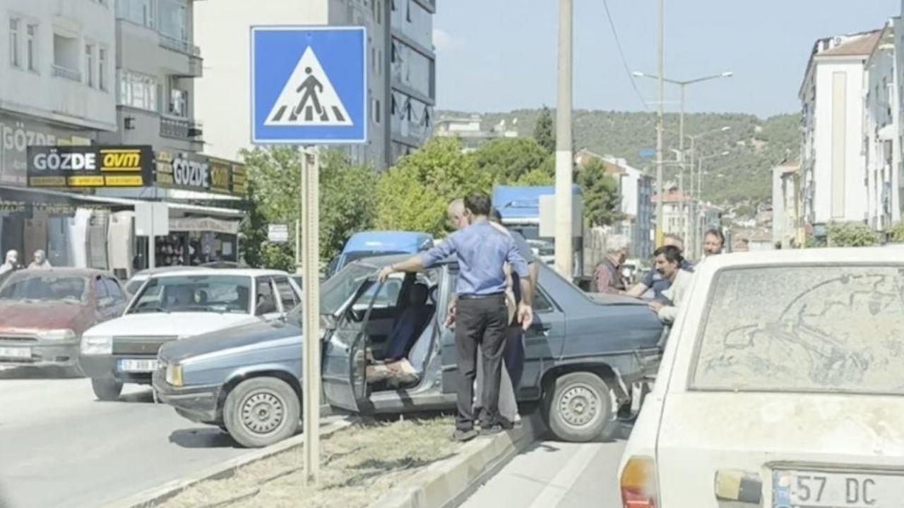 Komşuda Feci Kaza Kontrolden Çıkan Otomobil Refüje Çıktı (1)