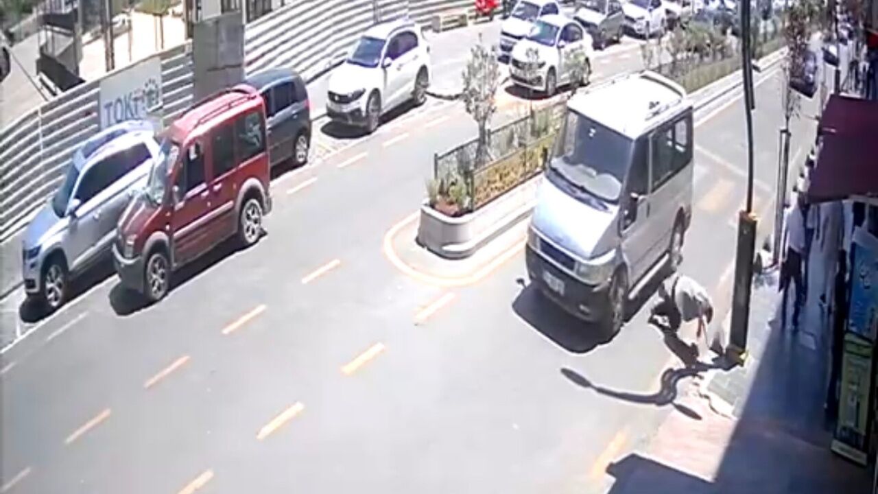 Komşuda Feci Kaza Yolun Karşısına Geçmek Isteyen Yayaya Araç Çarptı 1