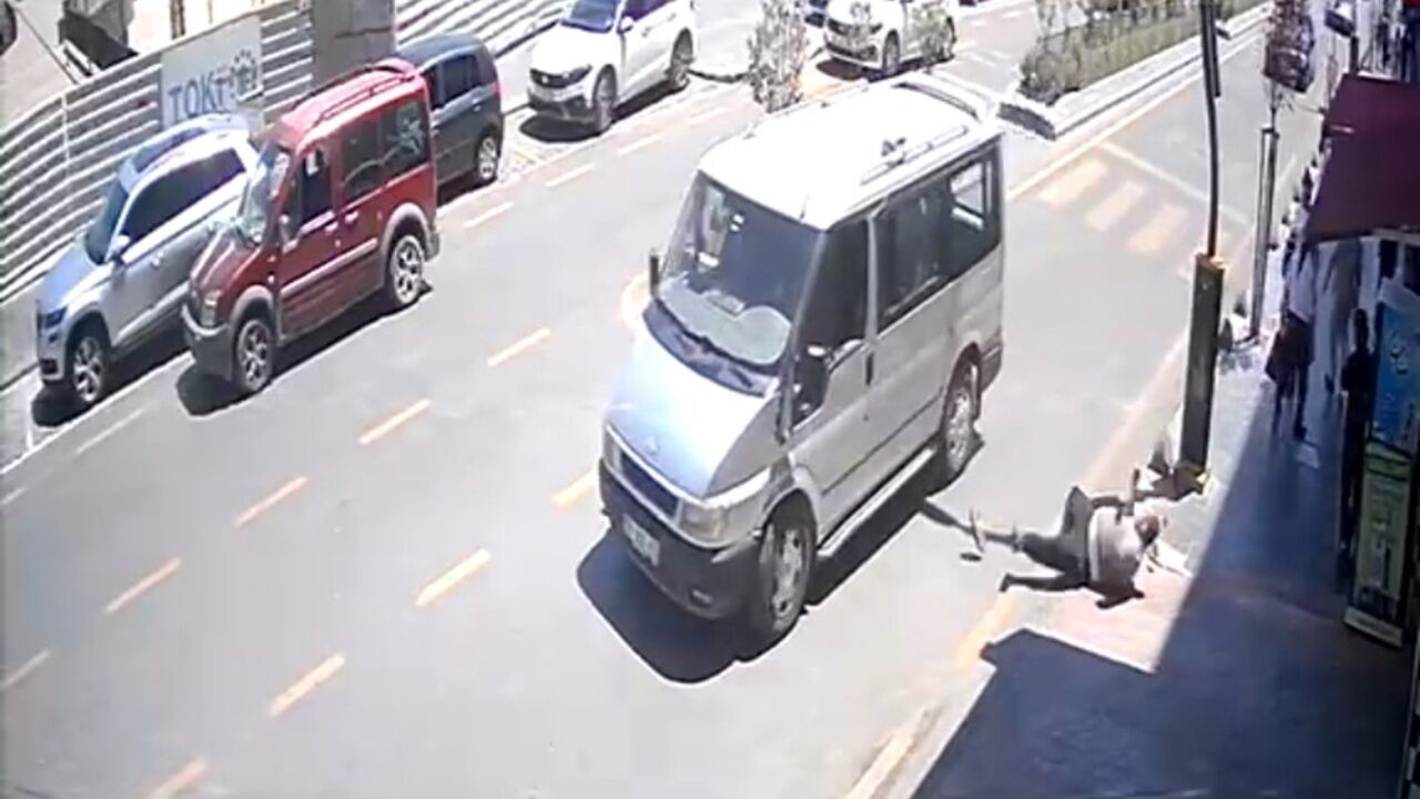 Komşuda Feci Kaza Yolun Karşısına Geçmek Isteyen Yayaya Araç Çarptı
