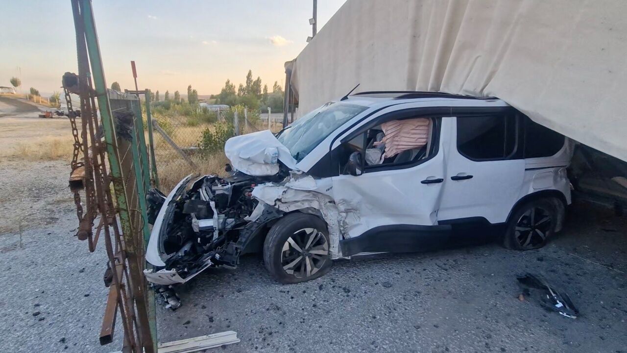 Kontrolden Çıkan Tır Hafif Ticari Aracın Üzerine Devrildi 1 Yaralı 1