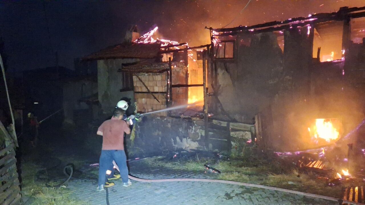 Köyde Çıkan Yangın Iki Evi Küle Çevirdi! Facia Son Anda Önlendi 2