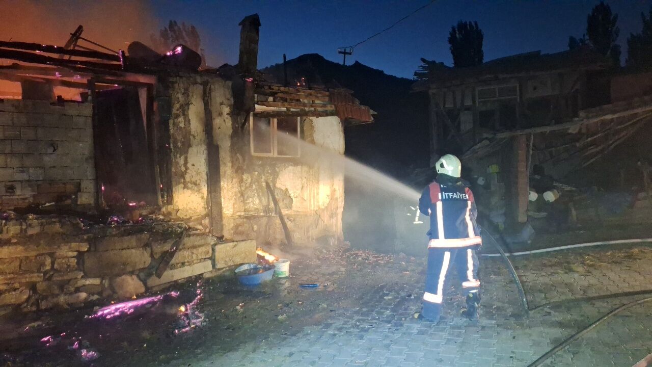 Köyde Çıkan Yangın Iki Evi Küle Çevirdi! Facia Son Anda Önlendi