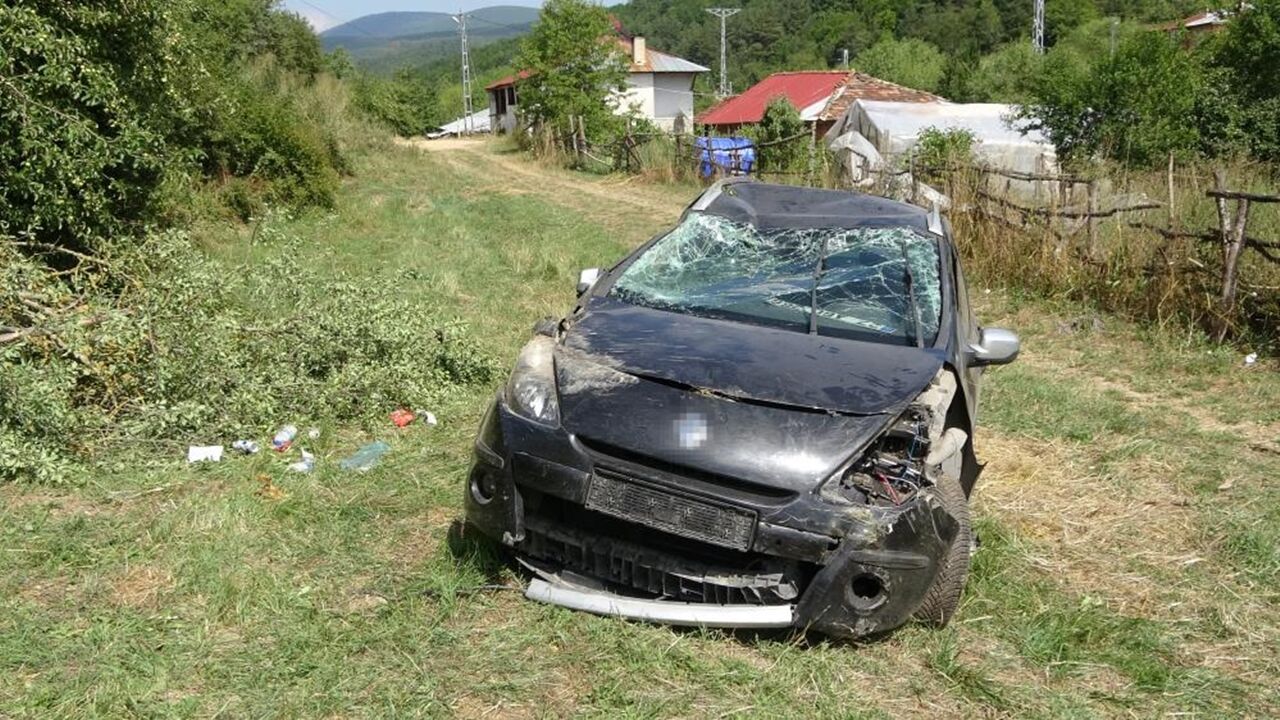 Otomobil Uçurum Yuvarlandı (1)