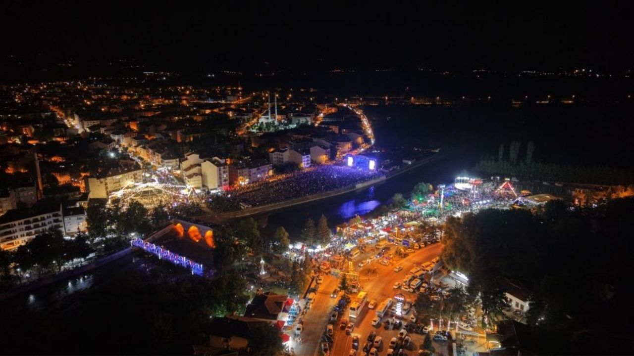 Sefo Taşköprü’yü Salladı Hayranlarının Arasına Indi, Geceye Damga Vurdu (5)