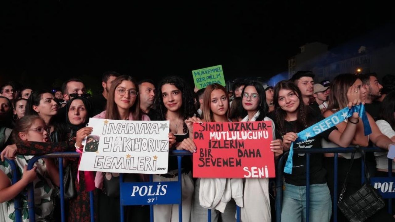 Sefo Taşköprü’yü Salladı Hayranlarının Arasına Indi, Geceye Damga Vurdu (7)