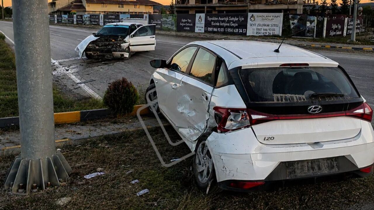 Seydiler Ağlı Kavşağında Iki Otomobil Çarpıştı Yaralılar Var