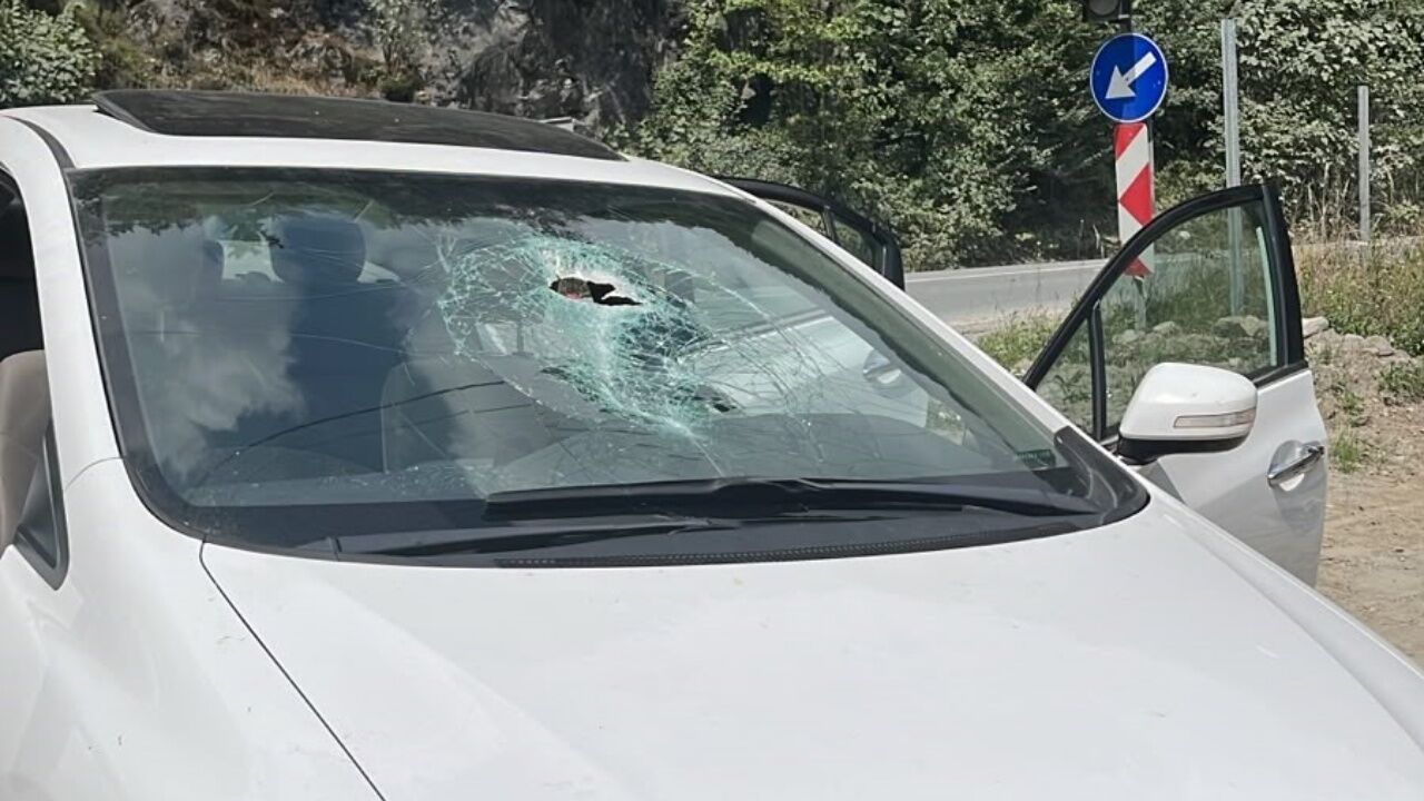 Seyir Halindeki Otomobilin Üzerine Kaya Düştü! Sürücü Yaralandı