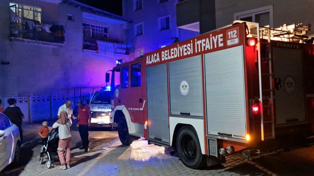 Site Bahçesinde Korkutan Anlar! Küçük Çocuk Mazgala Sıkıştı