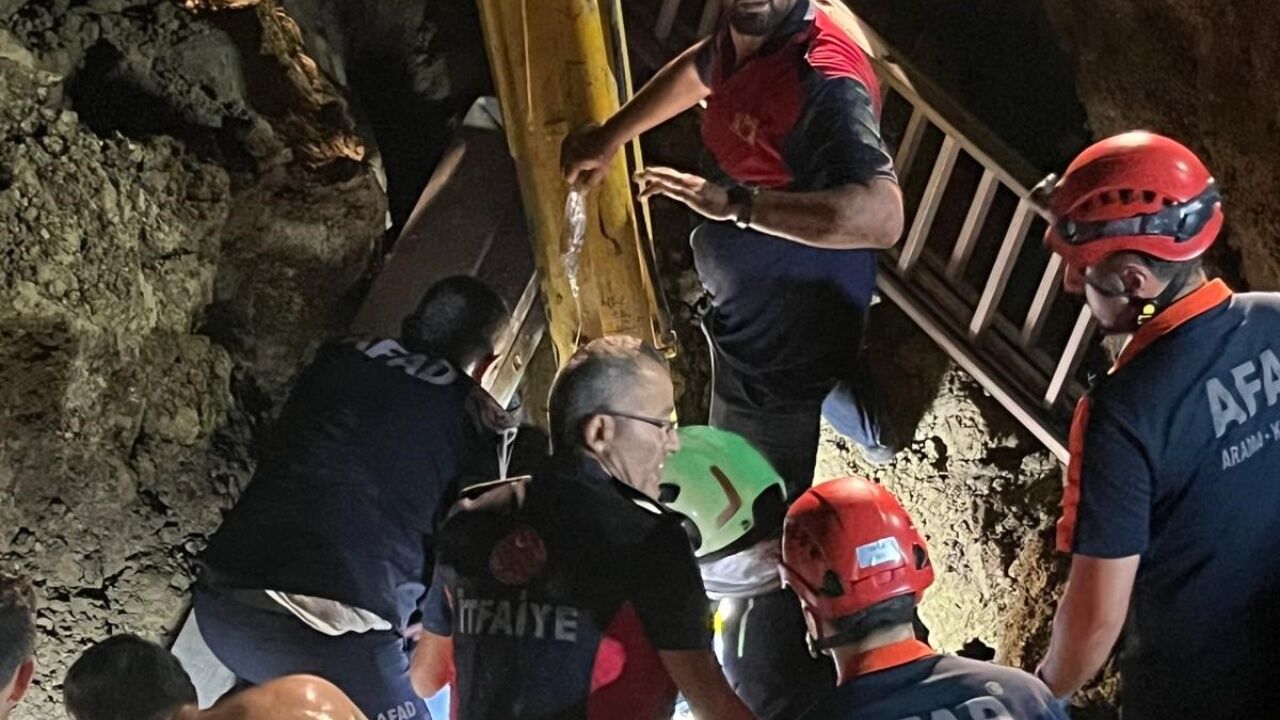 Su Kuyusu Kazarken Faciayı Yaşadılar! Baba Ve Oğul Göçük Altında Kaldı