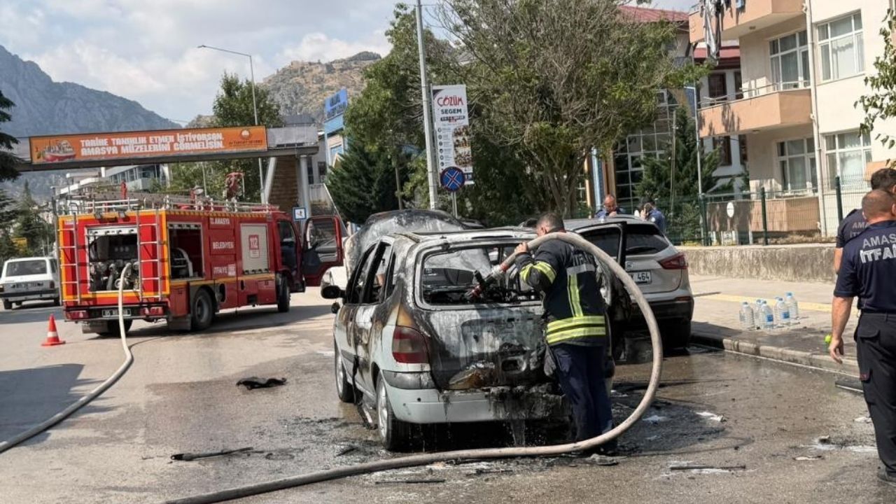 Sürücünün Saniyelerle Kurtulduğu Araç Küle Döndü (1)-1