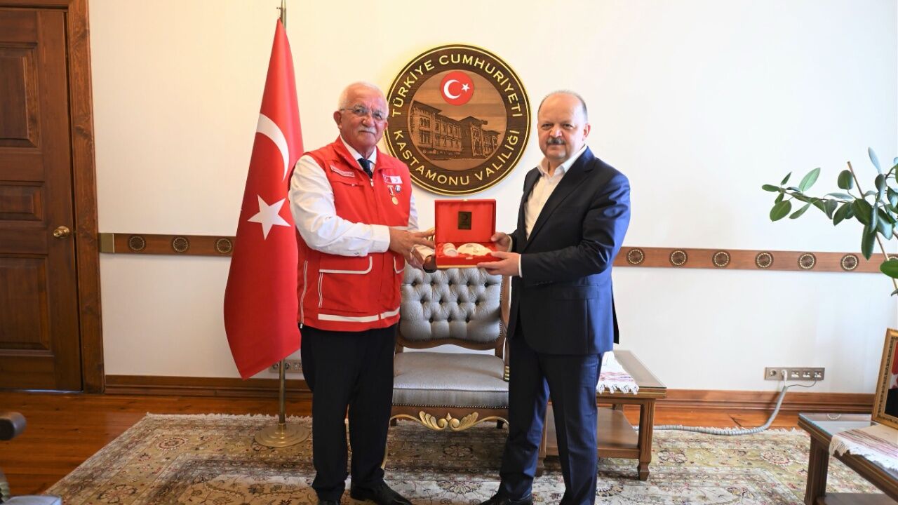 Taşköprü Kızılay Şube Başkanı Hüseyin Seven'den Vali Meftun Dallı'ya Ziyaret 6