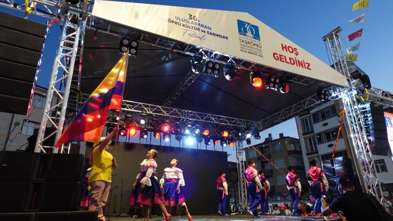 Taşköprü'de Dünya Kültürleri Aynı Sahnede Buluştu! Halk Dansları Festivale Renk Kattı 5