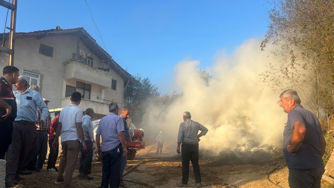Taşköprü'de Samanlıkta Yangın Paniği! Ekipler Zamanında Müdahale Etti 1