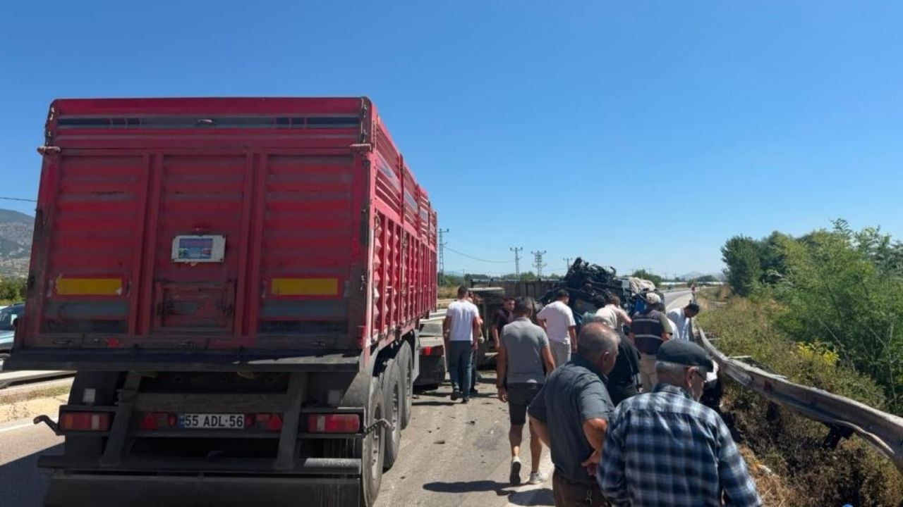 Tırın Çarptığı Traktör Parçalandı 1 Yaralı (1)