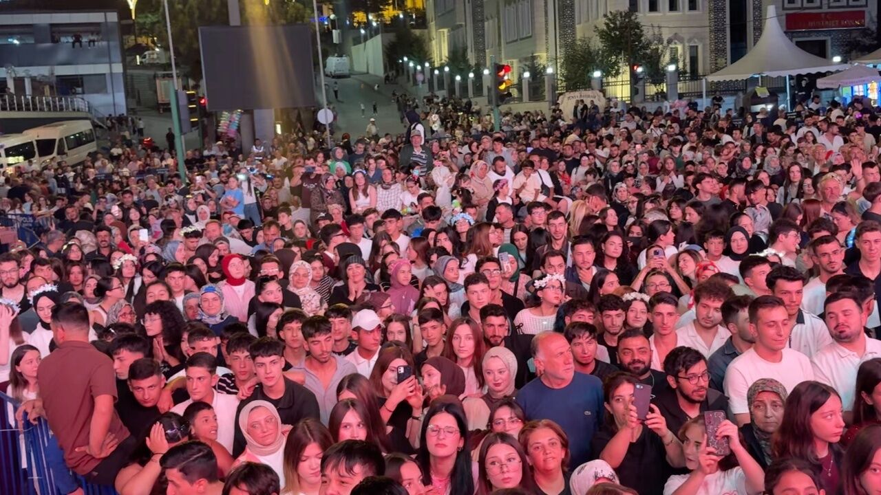 Tosya’da Festival Gecesine Başkan Kavaklıgil Damga Vurdu Sahneye Çıkıp Şarkı Söyledi 1
