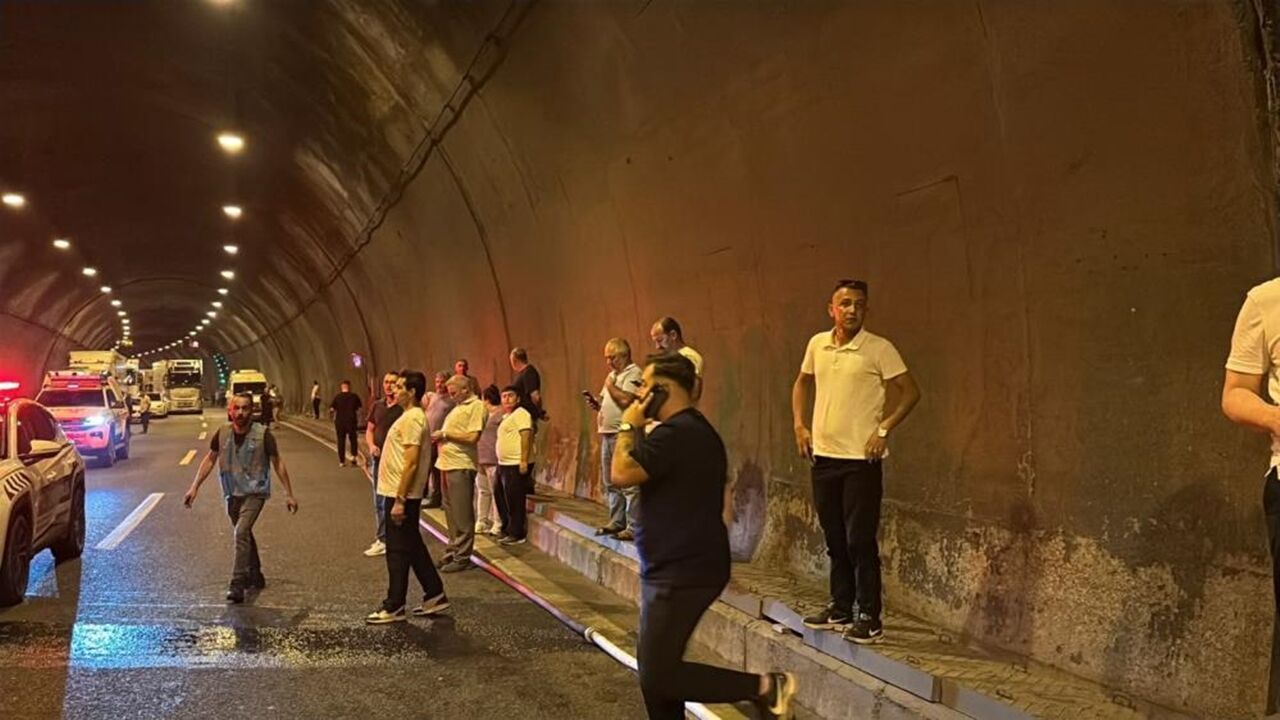 Tünelde Otomobil Alev Aldı Kastamonu Plakalı (5)