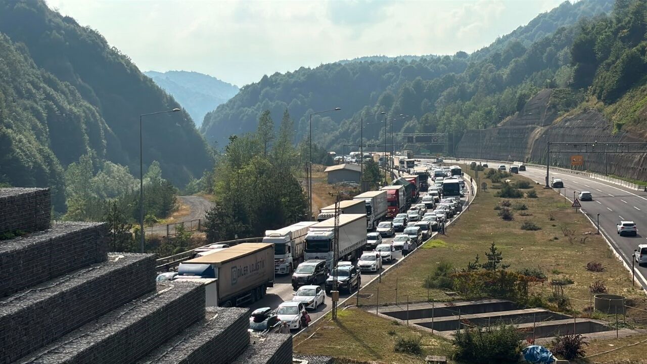 Türkiye'nin En Işlek Tünellerinden Birinde Yangın Paniği! Kilometrelerce Kuyruk Oluştu 5